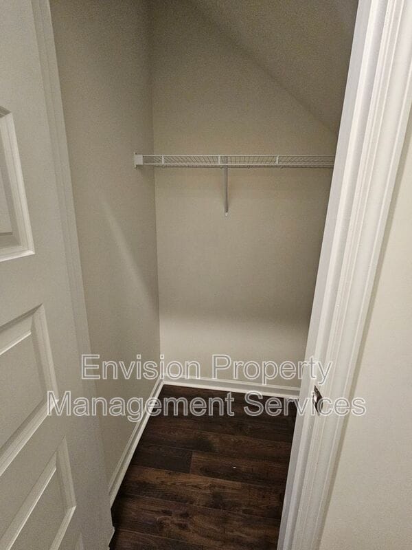 Building Photo - 611 Dairy Dr