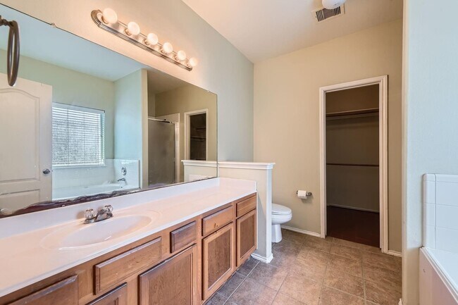 Building Photo - 2105 Kingwood Dr