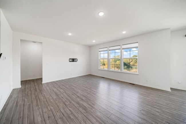 Building Photo - 356 S Pointe Ave