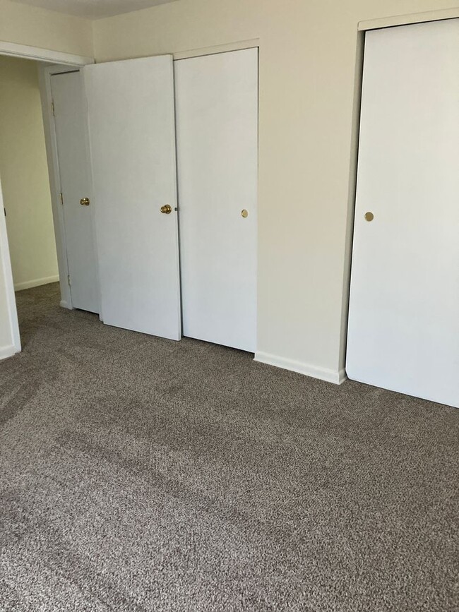 Building Photo - Rent Special through 5/31 - Convenient & N...