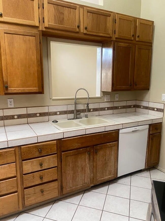 Building Photo - Cute townhome conveniently located in Nort...