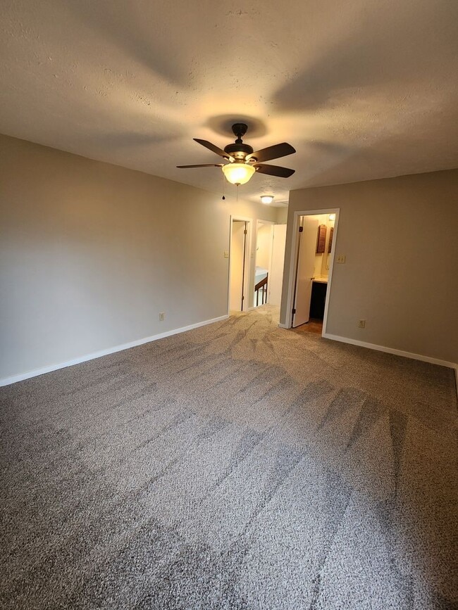 Building Photo - Town home for rent