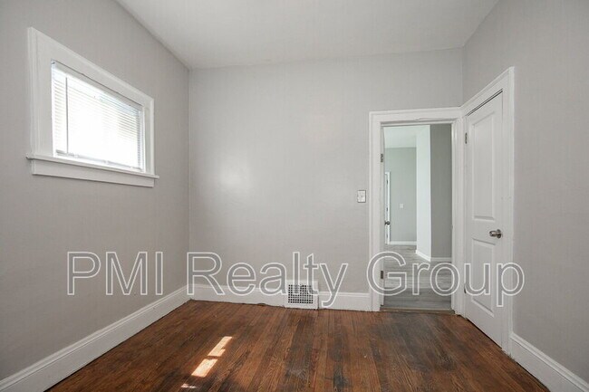 Building Photo - 3600 E 153rd St