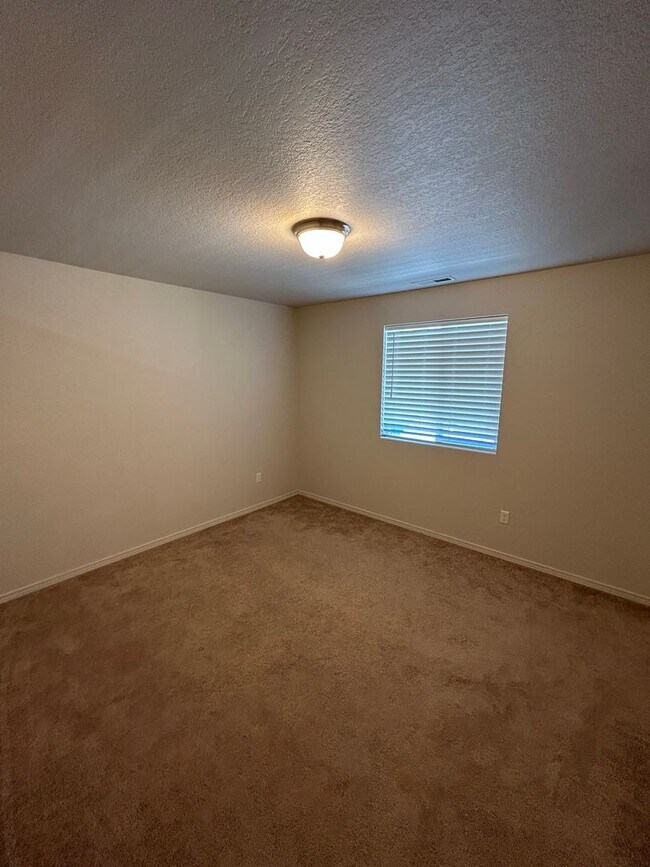 Building Photo - AUG750-800