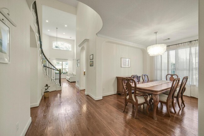 Building Photo - 6 S Wheatleigh Dr