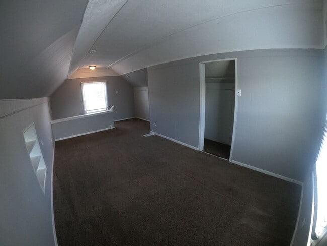 Building Photo - 3 bed 2 bath Berkley bungalow with garage ...