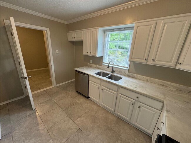 Building Photo - 900 Courtney St