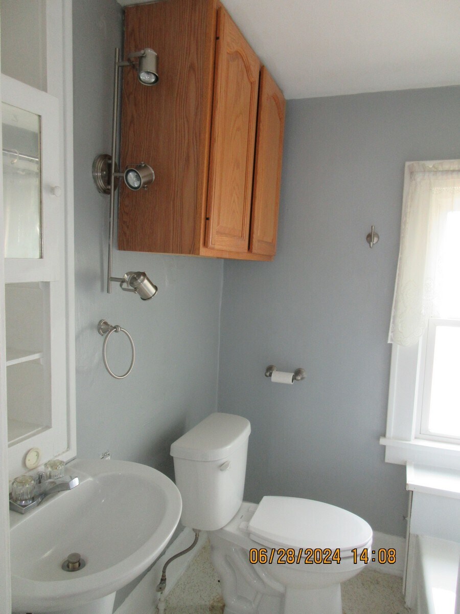 Building Photo - 919 W 8th St