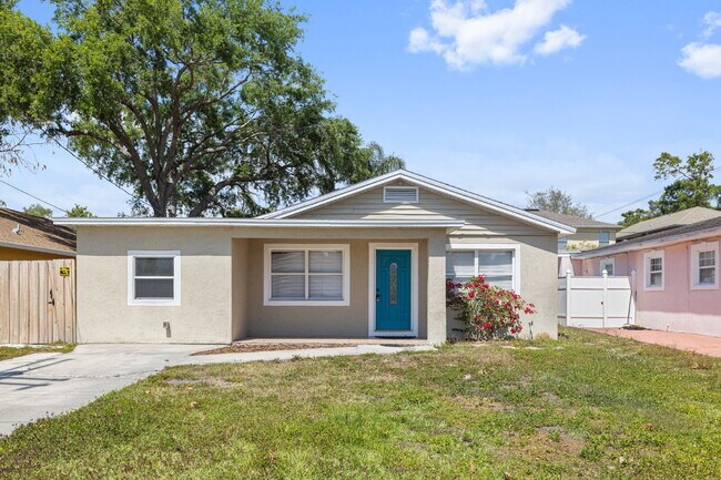 Building Photo - "Charming 4-Bedroom Tampa Home with 2 Full Baths and Spacious Layout!"
