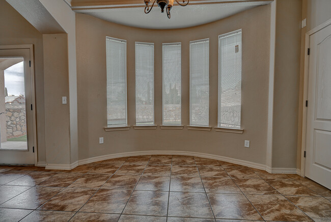 Building Photo - Eastside 3 Bedroom 2.5 Bath