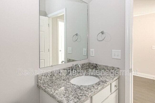 Building Photo - 107 Crabourne Dr