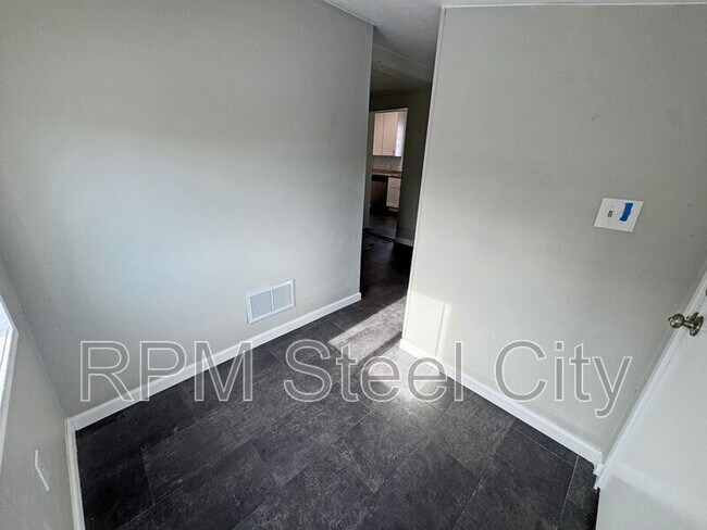 Building Photo - 1626 E Routt Ave