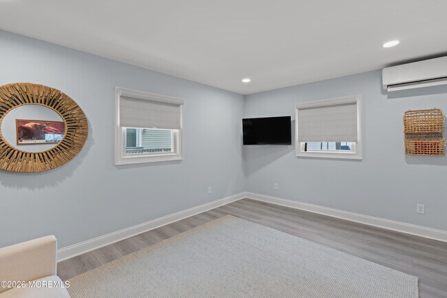 Building Photo - 11 Center St