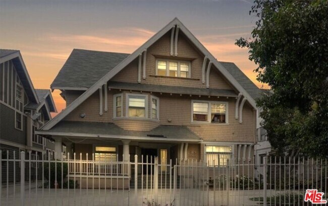 Building Photo - 1125 S Lake St