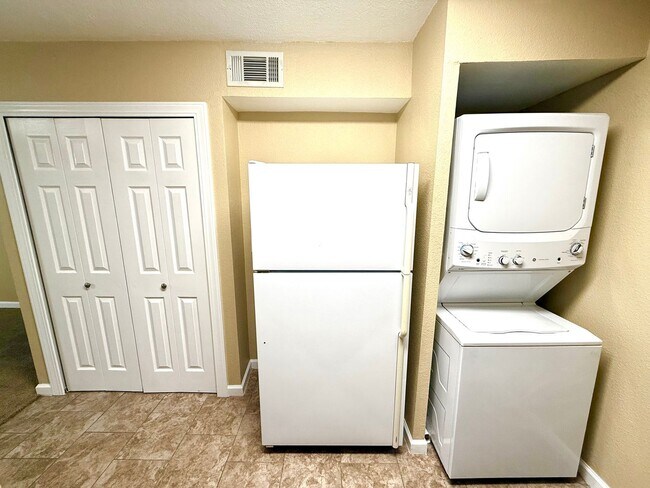 Building Photo - MUST SEE! Beautiful 2 Bedroom / 2 Bath Dow...