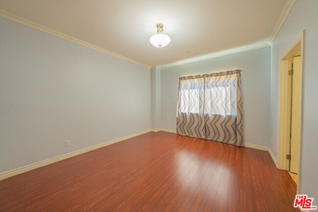 Building Photo - 626 E Orange Grove Ave