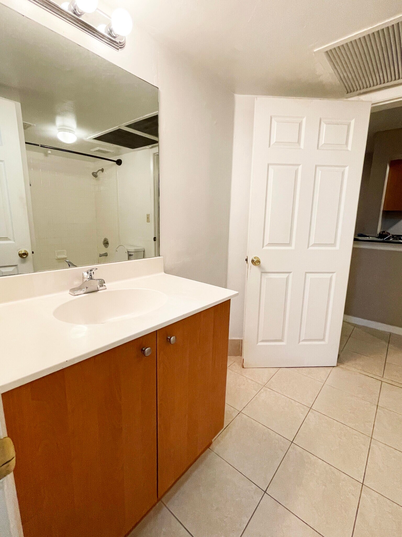 Building Photo - 2810 N Oakland Forest Dr