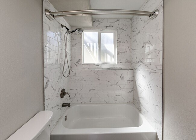 Building Photo - Charming 3 Bed Home Centrally located, Lar...