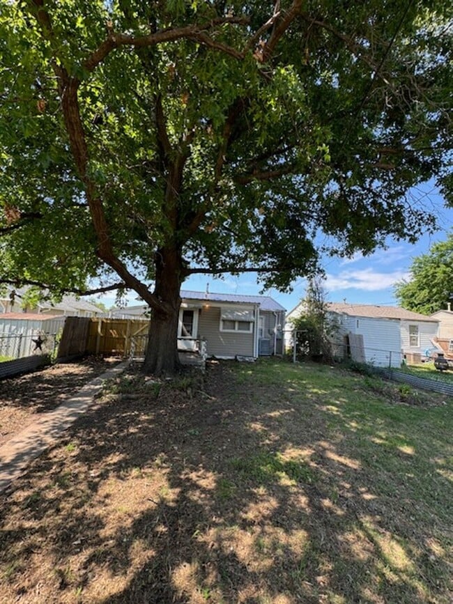 Building Photo - 2 bed one bath one car carport with washer and dryer connections in Norman