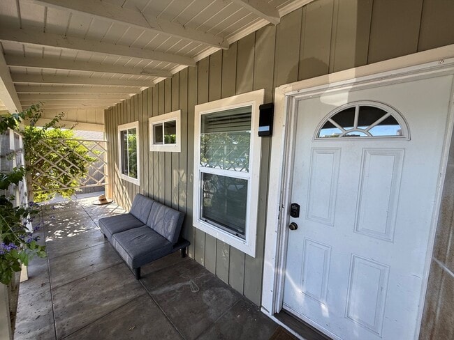 Building Photo - 7BD/4BA w/ Driveway Parking and Backyard!