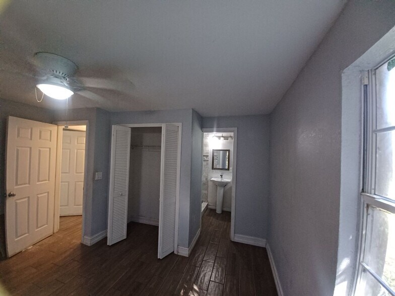Building Photo - Priced to Rent 3/2 in Fort Myers