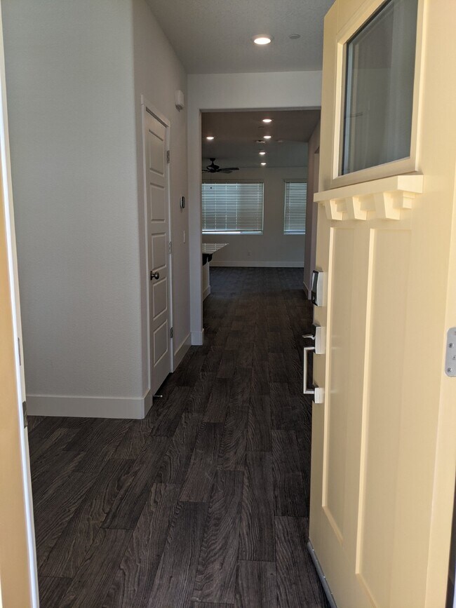 Building Photo - Prime location in Merced!