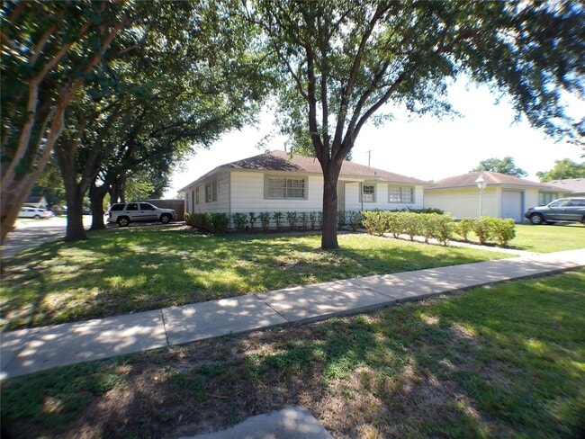 Building Photo - 1301 Glenmore Dr