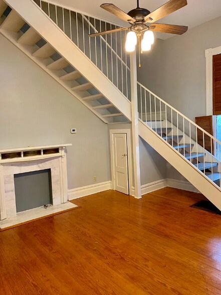 Building Photo - 401 E 10th St