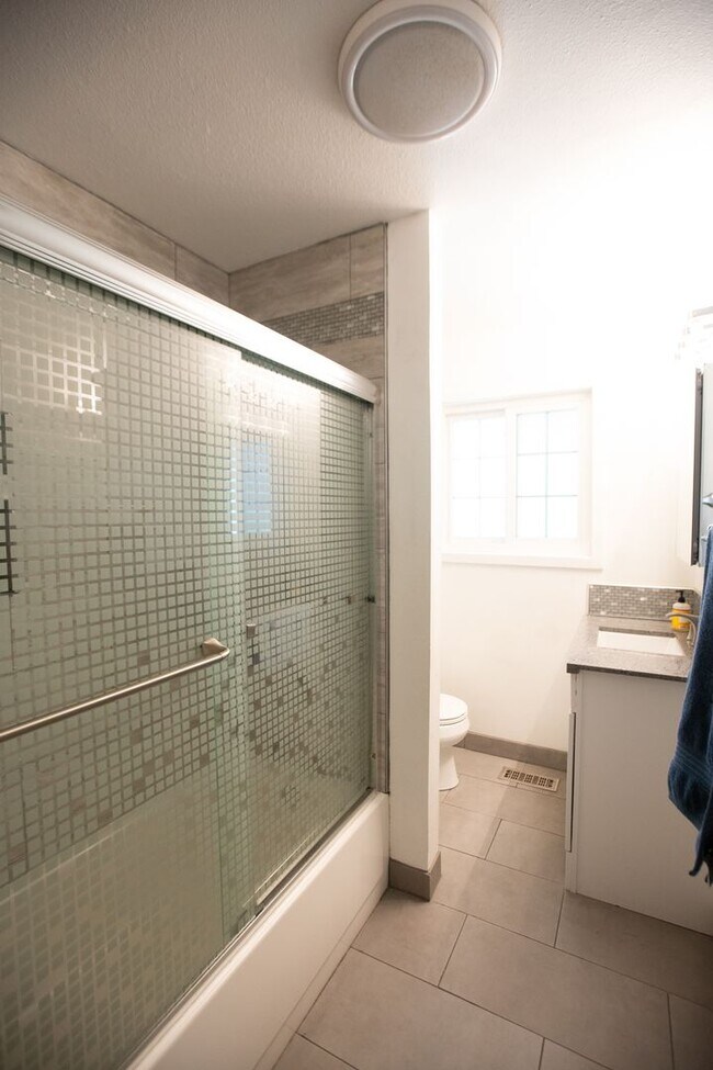 Building Photo - SE Portland 3 Bedroom Home with Amazing Ou...