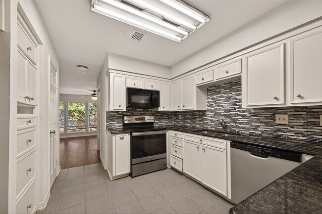 Building Photo - 7655 S Braeswood Blvd