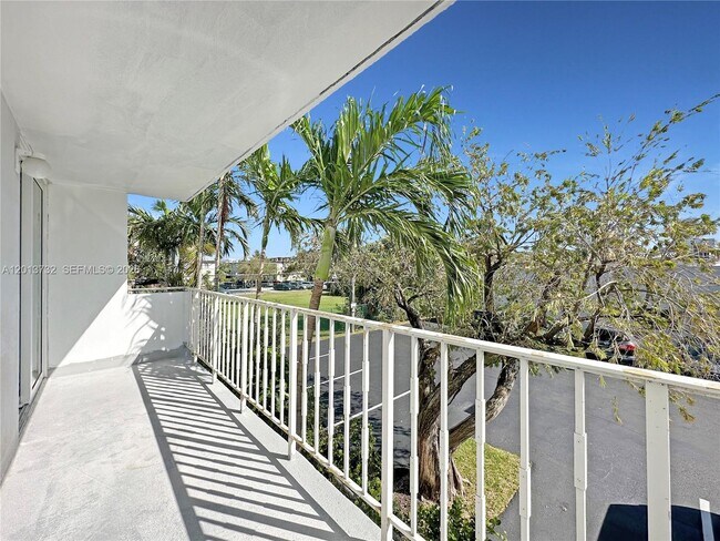Building Photo - 1145 Normandy Dr