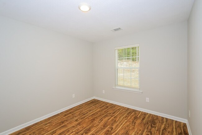 Building Photo - Cute 3 Bedroom!
