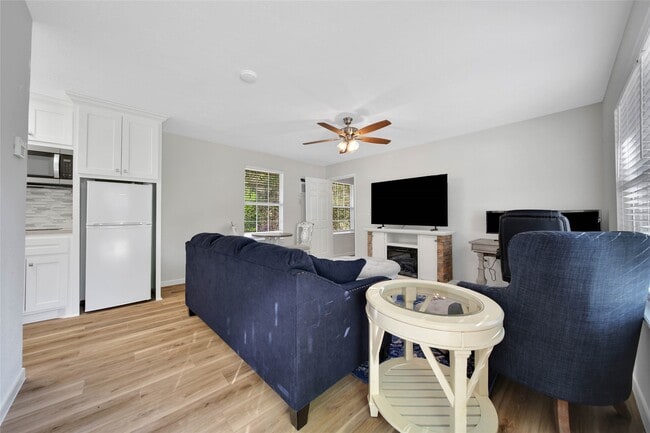 Building Photo - 4072 TX-105