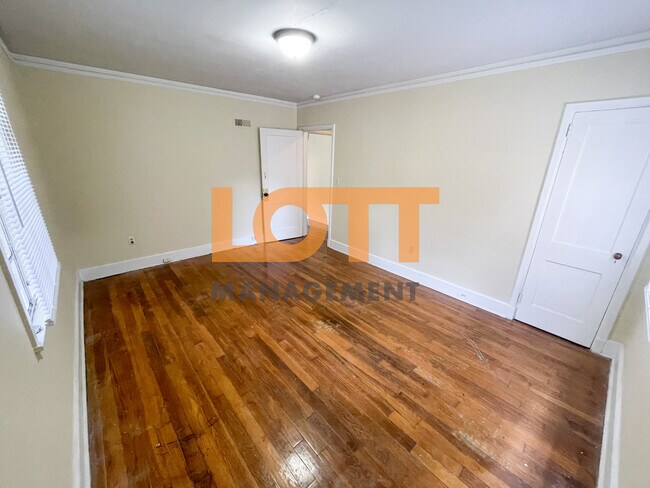 Building Photo - 600 University Rdg