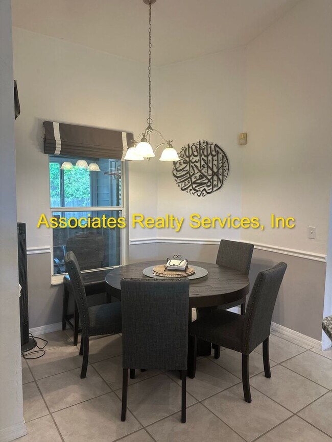 Building Photo - Beautiful 4 Bedroom/3 Bathroom in BROADMOOR!