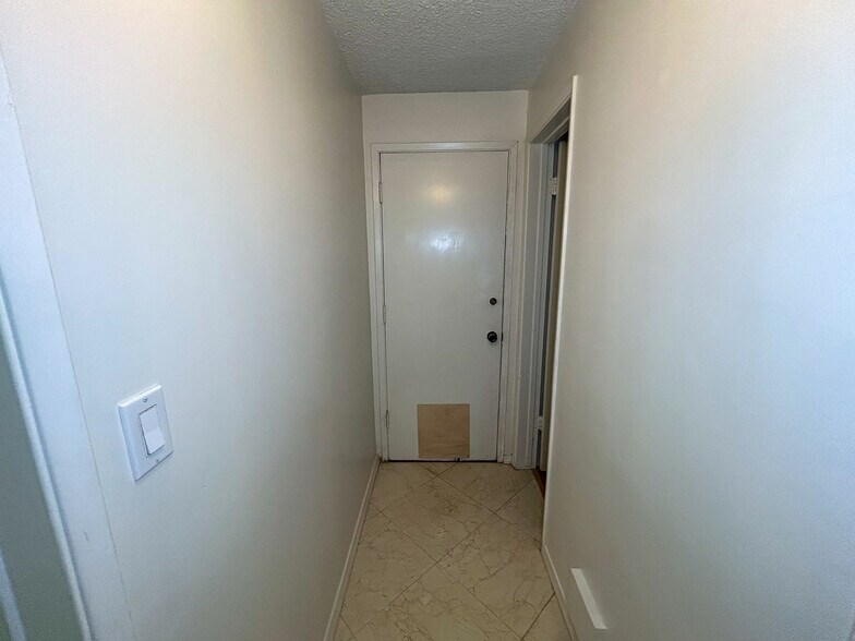 Back Door w/ Pet Door - 24507 Hatteras St