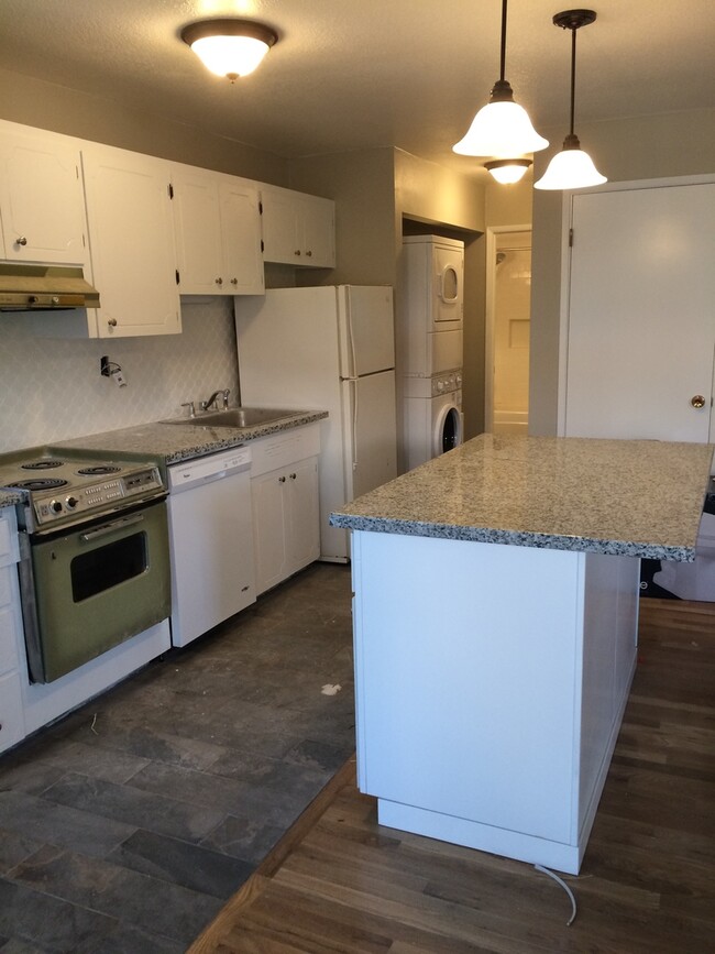 Building Photo - Super cute top level 1 bed w/ washer/dryer...
