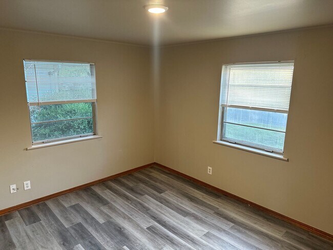 Building Photo - Available Now! 3-Bed, 1-Bath Springdale Ho...