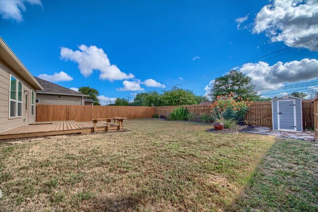 Building Photo - BEAUTIFUL HOME OFFERING 50% OFF 1ST MONTH'S RENT!!