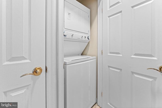 Building Photo - 550 Hobart Pl NW