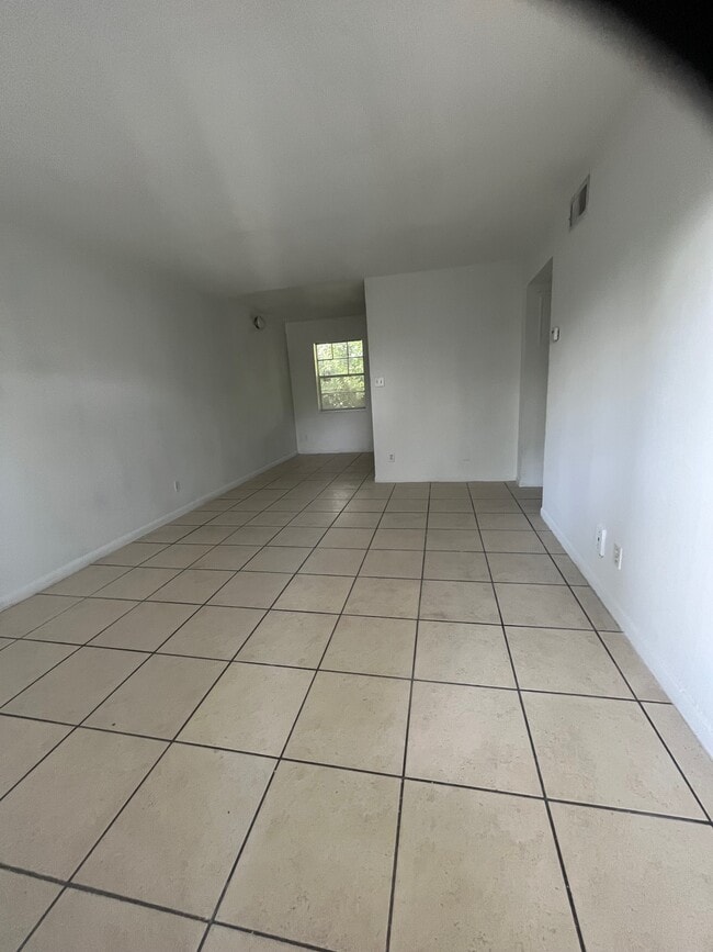 Building Photo - 1227 NE 5th Ter