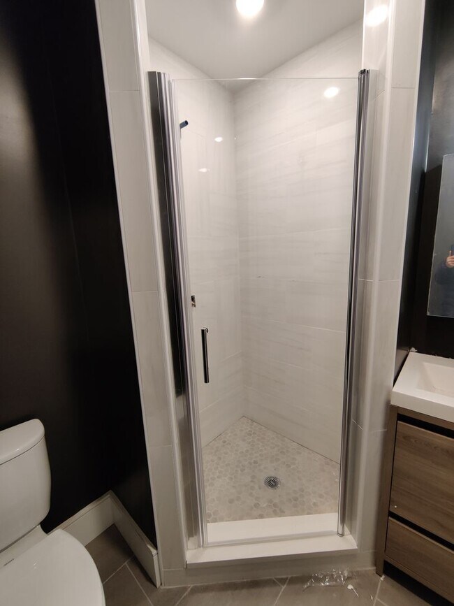 Building Photo - 3 bed 2 Bath on Washington Sq. Central Heat/AC, In-Unit Washer and Dryer, Steps from the T Stop