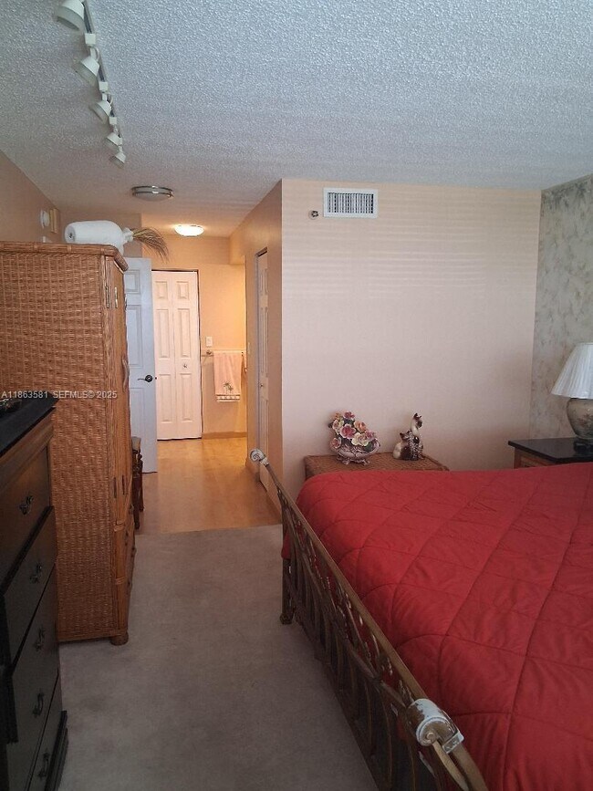 Building Photo - 1000 St Charles Pl