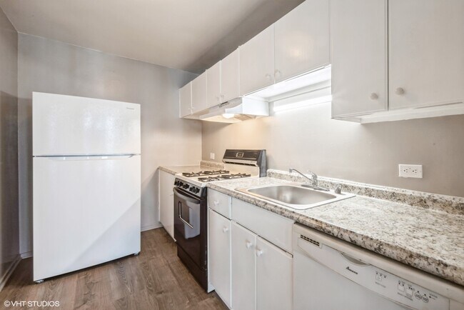 Building Photo - 6700 S South Shore Dr