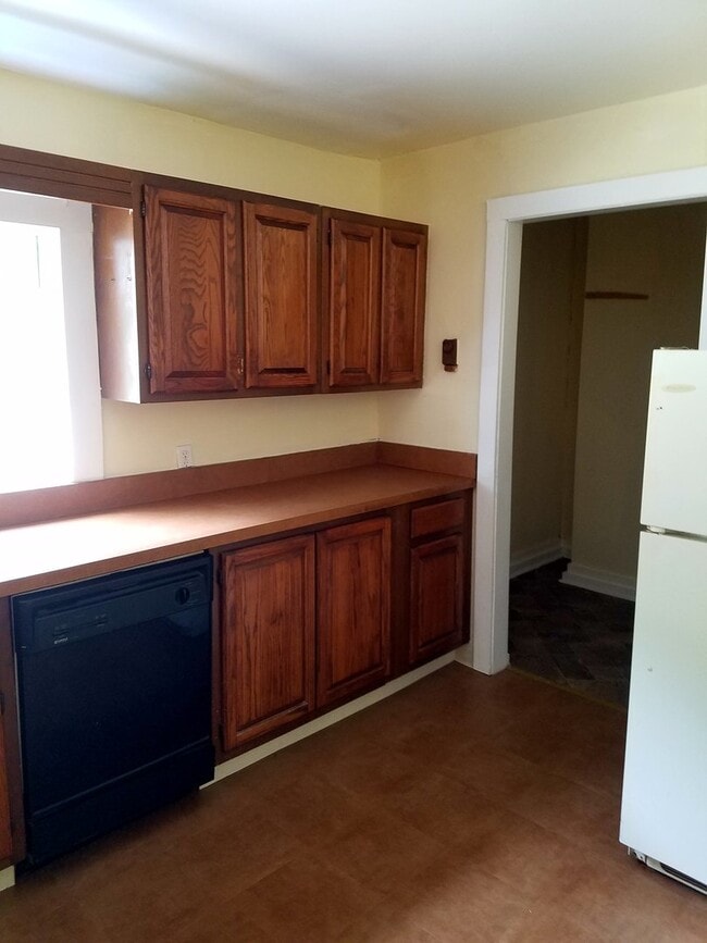 Building Photo - 1 Bedroom Freshly Painted Apartment with Bonus Room On Route 390 In Canadensis