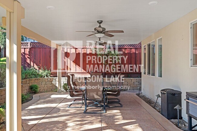 Building Photo - 5bd 3ba home in desirable Carmichael neighborhood