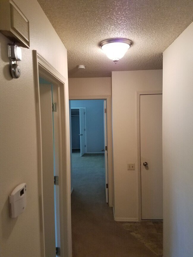 Building Photo - Valley Hi one level living