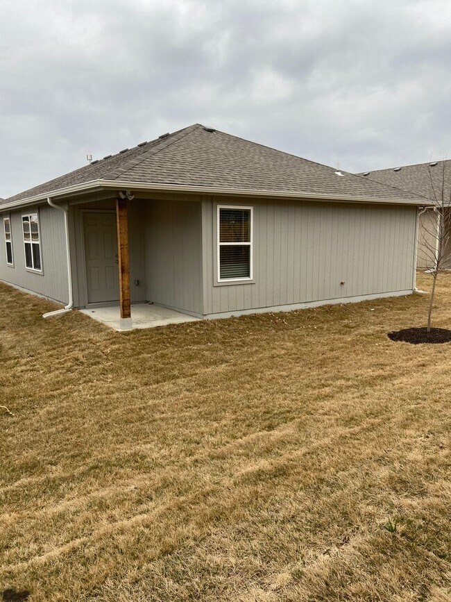 Building Photo - DON’T WAIT — PRE-LEASING NOW! 3 Bed + 2 Bath Home in Oak Wood