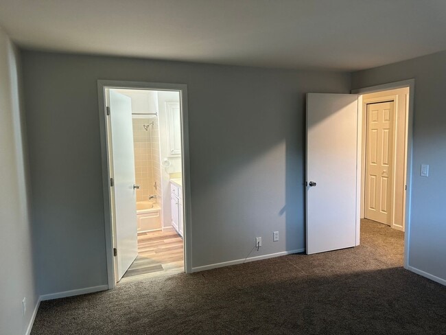 Building Photo - Updated 2 bedroom 2 bath duplex with garage!