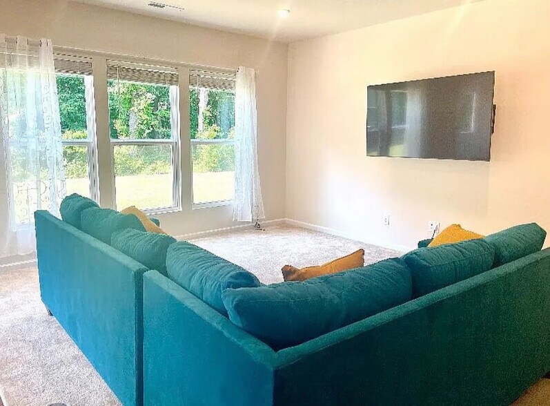 Building Photo - Room in House on Okeechobee Ct